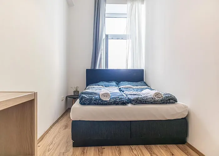 Attractive 1Br And 1 Lr Apt Comfortable Design, Great Location