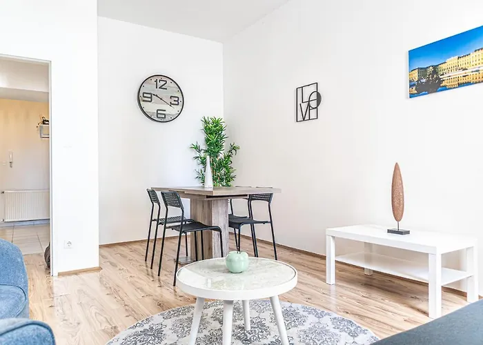 Attractive 1Br And 1 Lr Apt Comfortable Design, Great Location
